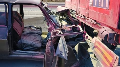 Mersin'de otomobil tıra arkadan çarptı: 1 ölü, 3 yaralı - Son Dakika Haberleri
